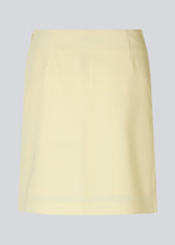 Simple skirt with a short length. DarinMD skirt has a wrap detail with a small slit in front and hidden zipper in one side. Lined. The model is 177 cm and wears a size S/36.