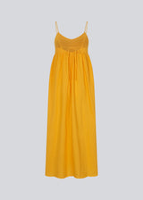DarrelMD long dress in yellow is designed in a linen mix with a figure-hugging top with a v-neckline, spaghetti straps with adjustable ties on the back, and a loose skirt. Lined. The model is 177 cm and wears a size S/36.