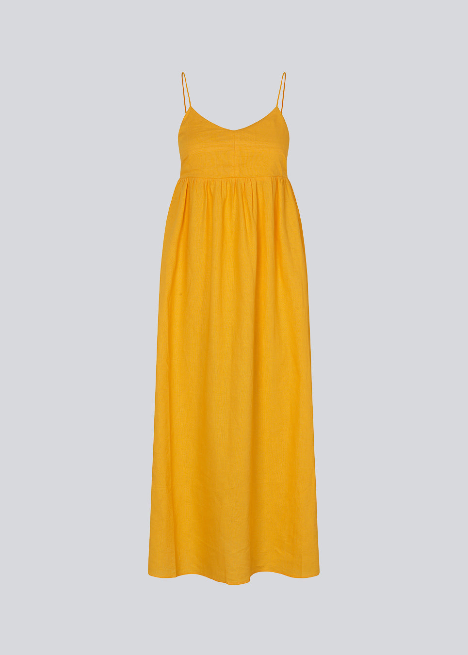 DarrelMD long dress in yellow is designed in a linen mix with a figure-hugging top with a v-neckline, spaghetti straps with adjustable ties on the back, and a loose skirt. Lined. The model is 177 cm and wears a size S/36.