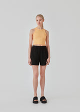 Shorts in black in a relaxed fit, wide legs, and an elasticated waistband. DarrelMD shorts are crafted from a linen material. The model is 177 cm and wears a size S/36.