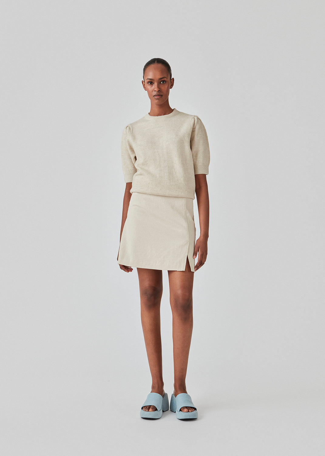 Short skirt with a medium waistline. DaynaMD skirt is made with a slim fit with wrap-over detail with a small slit in front and zipper at the side. The model is 177 cm and wears a size S/36.