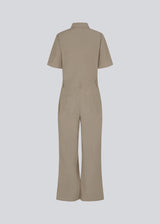 Jumpsuit in a crispy cotton blend with long, wide legs. DedeMD jumpsuit has short sleeves, collar, and zipper down the front. Belt straps at the waist. The model is 177 cm and wears a size S/36.