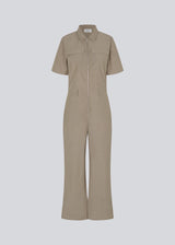 Jumpsuit in a crispy cotton blend with long, wide legs. DedeMD jumpsuit has short sleeves, collar, and zipper down the front. Belt straps at the waist. The model is 177 cm and wears a size S/36.