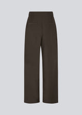Suit pants in dark brown in a cotton blend with a relaxed silhouette and wide legs. DeenMD pants have a medium waist, zip fly, and pleats at the front. The model is 177 cm and wears a size S/36.