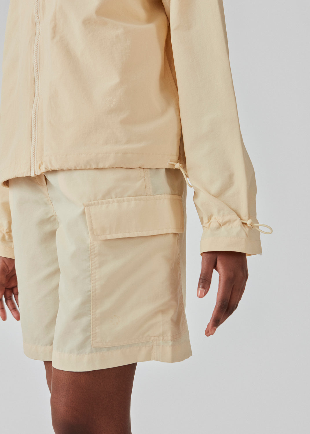 Cargo shorts in the color Pale Sun in nylon with wide legs. DilaraMD shorts have an elasticated waistband and two large patch pockets on the sides. The model is 177 cm and wears a size S/36.