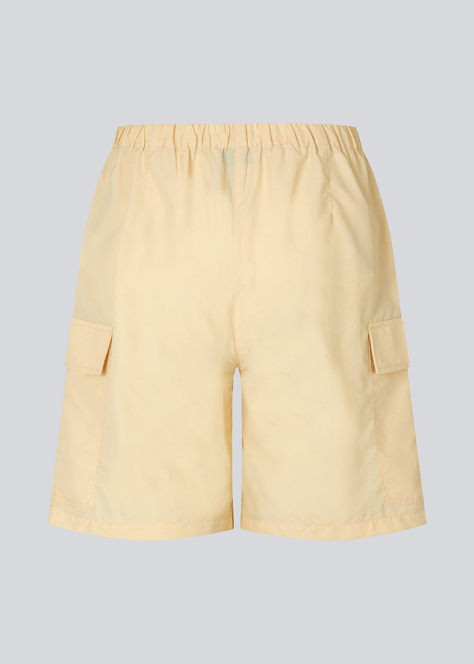 Cargo shorts in the color Pale Sun in nylon with wide legs. DilaraMD shorts have an elasticated waistband and two large patch pockets on the sides. The model is 177 cm and wears a size S/36.