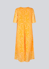 Long dress designed for a loose fit in a recycled material. DonteMD long print dress has short wide sleeves, v-neck, and a pleat in front. Lined. The model is 177 cm and wears a size S/36.