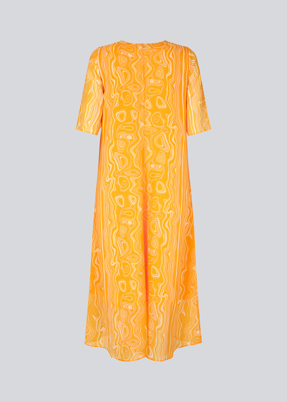 Long dress designed for a loose fit in a recycled material. DonteMD long print dress has short wide sleeves, v-neck, and a pleat in front. Lined. The model is 177 cm and wears a size S/36.