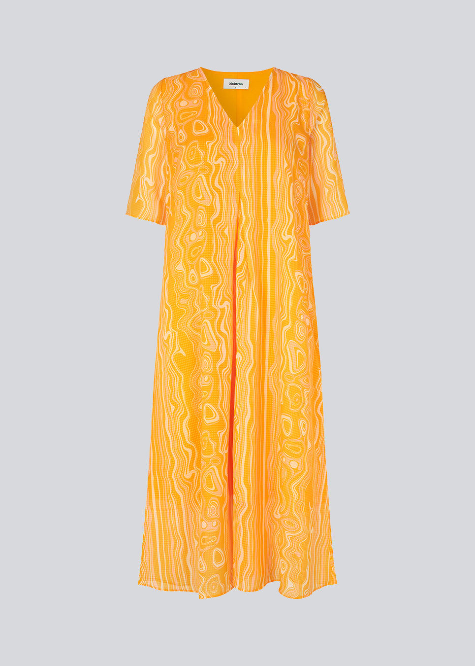Long dress designed for a loose fit in a recycled material. DonteMD long print dress has short wide sleeves, v-neck, and a pleat in front. Lined. The model is 177 cm and wears a size S/36.