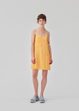DonteMD print strap dress is a short dress with a slim fit, a v-neckline, ruched detail in the back, cutline at the waist, and narrow adjustable straps. Lined. The model is 177 cm and wears a size S/36.