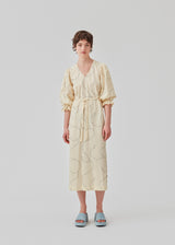 Long dress in relaxed fit made from a floral cotton mix. DravenMD print dress has 3/4 length balloon sleeves with elasticated cuff. Tie belt at waist. The model is 177 cm and wears a size S/36.