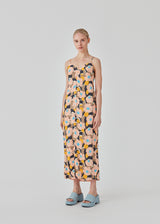 Midi dress in a relaxed fit and floral print. DustinMD print strap dress has a v-neck with ruched details in the center, narrow straps, and zipper in the back. Slit in front. The model is 177 cm and wears a size S/36.  Material: