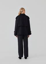 Cropped double-breasted wool coat with hidden buttons. EsmundMD jacket, in the colot Navy Sky, has classic coat details with raglan sleeves and an high yoke at the back. Lined. The model is 175 cm and wears a size S/36.