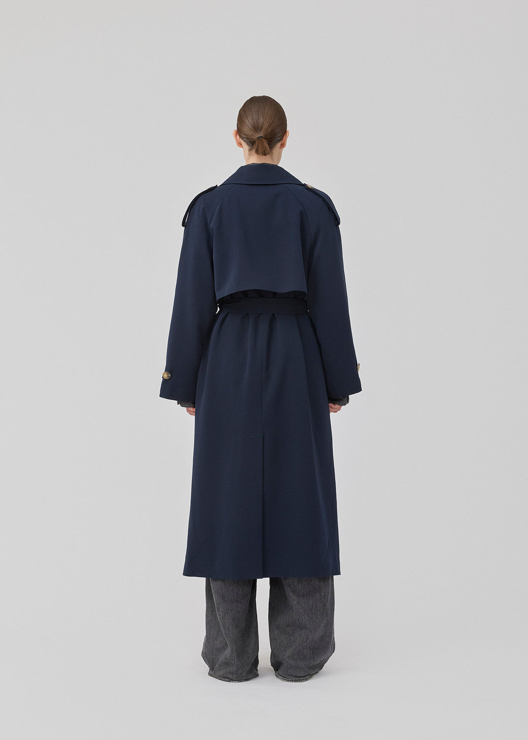 Oversized double-breasted trench coat with tie belt at the waist. EvieMD jacket has dropped shoulders and long, wide sleeves. Lined. The model is 175 cm and wears a size S/36.