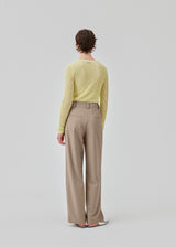 Fitted top in the color Limonade in an airy knit with a closer ribknitted front with a sweetheart neckline. FaddieMD o-neck has a round neck and long sleeves. The model is 175 cm and wears a size S/36.