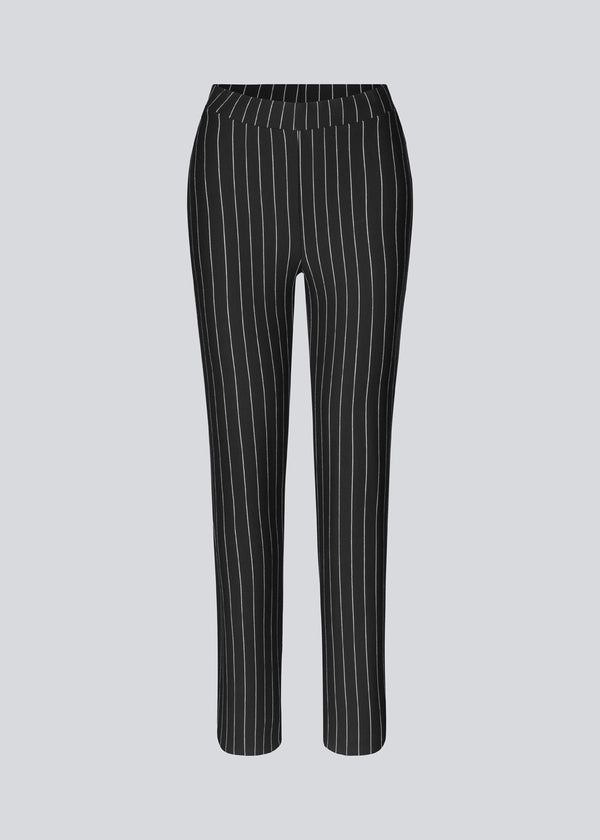 Stretchy pants in a soft quality with slim, straight legs and covered elastic at the waist. FadilMD pants have vertical pin stripe details. The model is 175 cm and wears a size S/36.