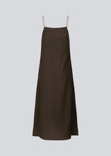 Long strap dress in brown in satin with woven pattern and a loose silhouette. FallowMD dress is styled with thin straps. The dress is lined. The model is 175 cm and wears a size S/36.