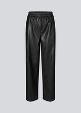 Faux leather pants with straight, wide legs. FaminaMD pants have a high waist with elasticated and are lined for extra comfort. The model is 175 cm and wears a size S/36. Style the pants with the matching shirt in the same color: FaminaMD shirt.