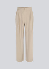 FanyaMD pants in bright beige have a menswear-inspired look with straight, wide legs, a high waist with zip fly and button and elastication in back. Doubble pleat in front and side pockets. The model is 175 cm and wears a size S/36.