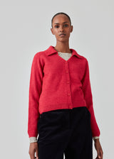 Fine knit cardigan in pink with a v-neckline and collar. FaroMD cardigan has a relaxed shape with matching buttons in front and ribbed trimmings. The model is 175 cm and wears a size S/36.