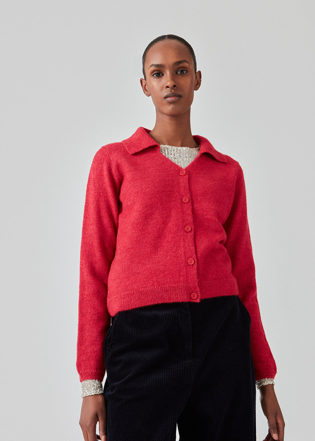 Fine knit cardigan in pink with a v-neckline and collar. FaroMD cardigan has a relaxed shape with matching buttons in front and ribbed trimmings. The model is 175 cm and wears a size S/36.