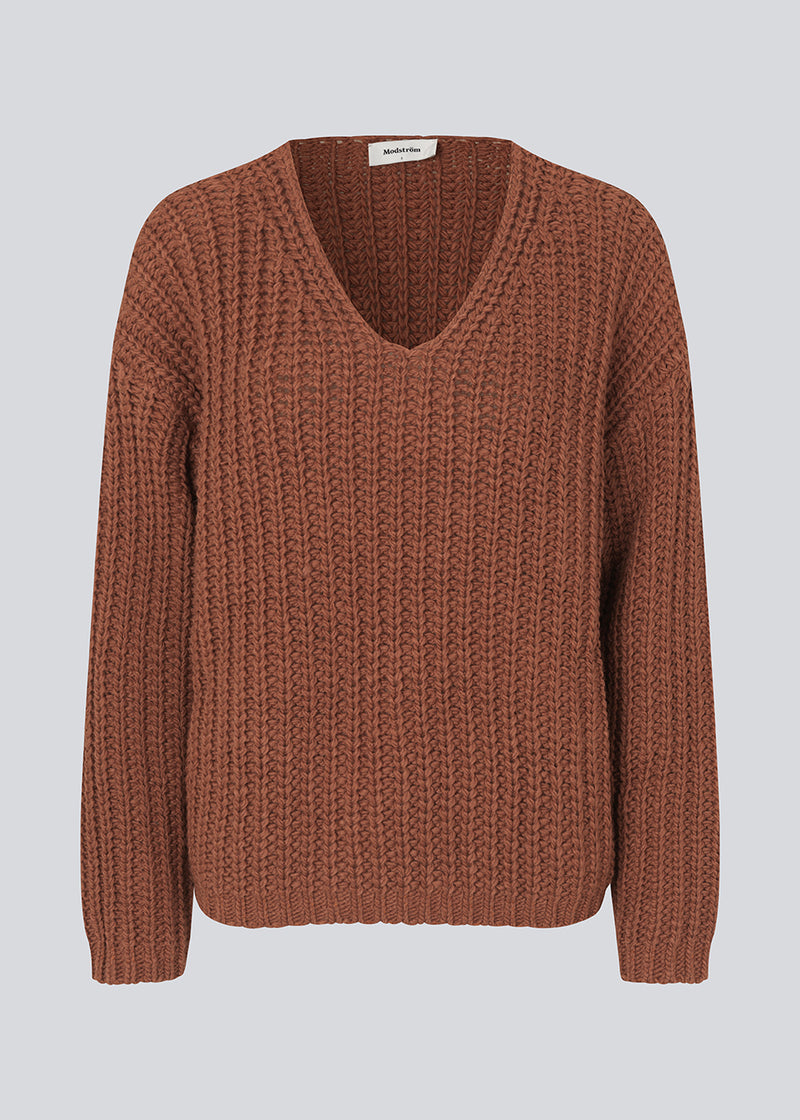 Chunky knit with a relaxed shape in the color maple. FelipeMD v-neck has a v-neckline, long sleeves and ribbed trimmings at the hems. The model is 175 cm and wears a size S/36.