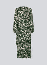 Midi dress in printed EcoVero viscose with v-neckline and wrap detail in front. FernMD print wrap dress has a wide tie belt at the waist and long balloon sleeves. The model is 175 cm and wears a size S/36.