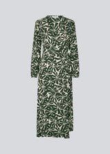 Midi dress in printed EcoVero viscose with v-neckline and wrap detail in front. FernMD print wrap dress has a wide tie belt at the waist and long balloon sleeves. The model is 175 cm and wears a size S/36.