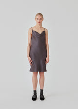 Mini dress in satin with a soft drape. FerronMD dress has a drapy neckline and narrow straps crossing at the back. Lined. The model is 175 cm and wears a size S/36.