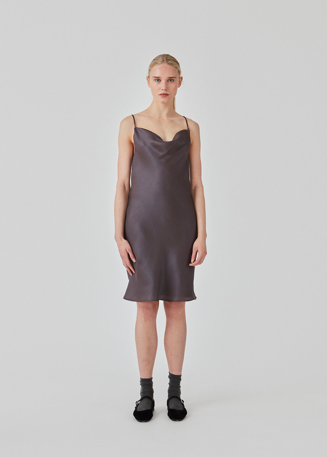 Mini dress in satin with a soft drape. FerronMD dress has a drapy neckline and narrow straps crossing at the back. Lined. The model is 175 cm and wears a size S/36.
