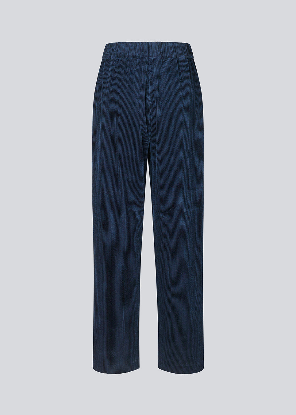 Corduroy pants in navy sky with long, wide legs and a high waist with zip fly and button, and elastic on the back. FikaMD pants are lined. The model is 175 cm and wears a size S/36. side pockets. The model is 175 cm and wears a size S/36.