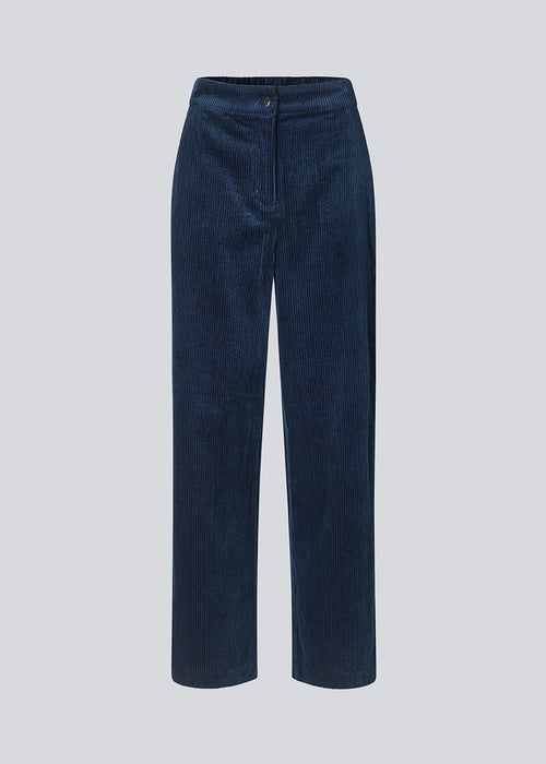 Corduroy pants in navy sky with long, wide legs and a high waist with zip fly and button, and elastic on the back. FikaMD pants are lined. The model is 175 cm and wears a size S/36. side pockets. The model is 175 cm and wears a size S/36.