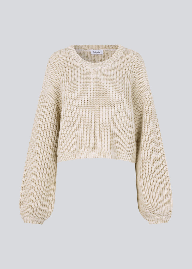 Chunky knit in a cotton blend with a wide, round neck and a slightly cropped length. FlakaMD o-neck has a relaxed silhouette with extra long balloon sleeves. The model is 175 cm and wears a size S/36.