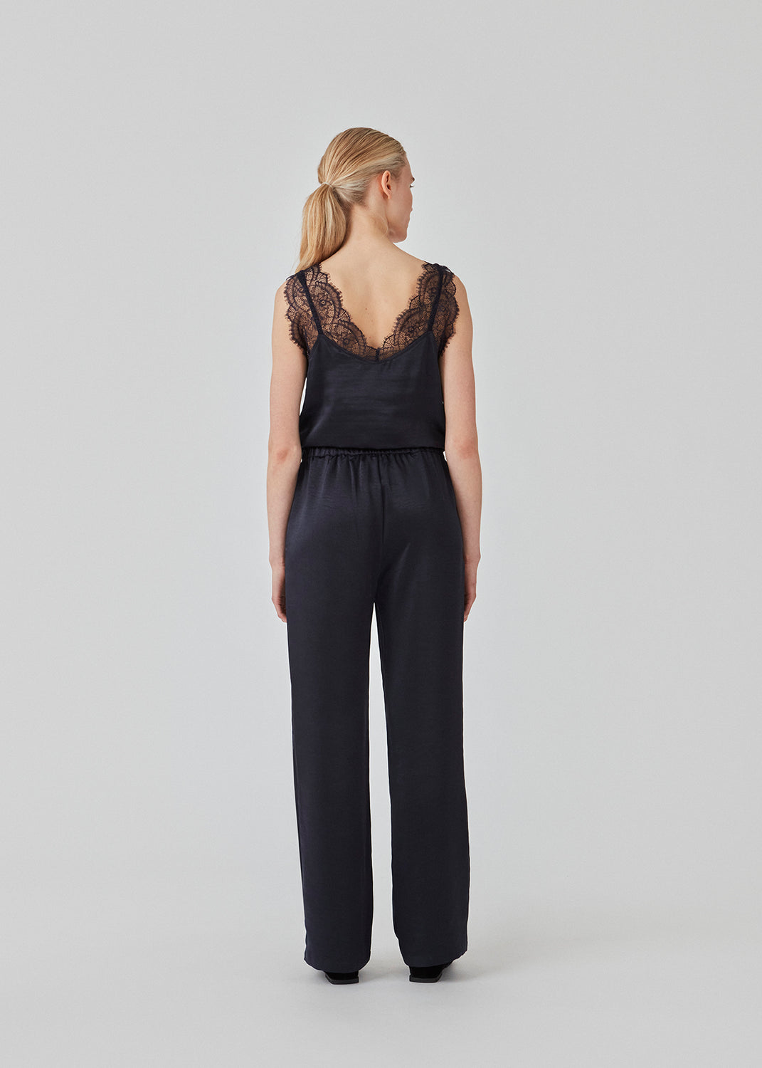Satin top with a soft drape. FuniMD top is detailed with lacing on the straps and neckline in front and back. The model is 175 cm and wears a size S/36.