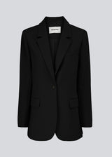 Gale blazer in Black has a classic and elegant design, fulfilled by the beautiful revers collar and a long fit. The blazer has a button closure at the front and a chest pocket at the left side. Buy Gale Pants, Gale straight pants, GaleMD skirt or GaleMD shorts in the same color that fits the Blazer.