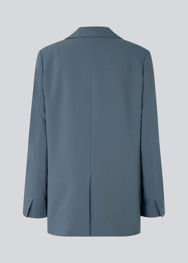 Gale blazer in dark blue has a classic and elegant design, fulfilled by the beautiful revers collar and a long fit. The blazer has a button closure at the front and a chest pocket on the left side.