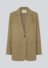 Gale blazer in the color Dune has a classic and elegant design, fulfilled by the beautiful revers collar and a long fit. The blazer has a button closure at the front and a chest pocket at the left side. The model is 177 cm and wears a size S/36.  Style the blazer with matching pants in the same color: Gale pants.