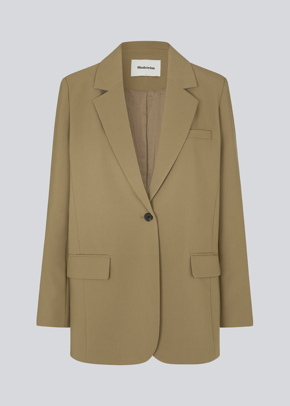Gale blazer in the color Dune has a classic and elegant design, fulfilled by the beautiful revers collar and a long fit. The blazer has a button closure at the front and a chest pocket at the left side. The model is 177 cm and wears a size S/36.  Style the blazer with matching pants in the same color: Gale pants.