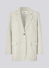 Gale blazer in beige has a classic and elegant design, fulfilled by the beautiful revers collar and a long fit. The blazer has button closure at the front and a chest pocket at the left side.
Material:
5% Elastane
76% Recycled Polyester
19% Viscose
Lining:
35% Polyester
65% Viscose