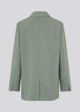 Gale blazer in soft green has a classic and elegant design, fulfilled by the beautiful revers collar and a long fit. The blazer has button closure at the front and a chest pocket at the left side. The model is 175 cm and wears a size S/36.