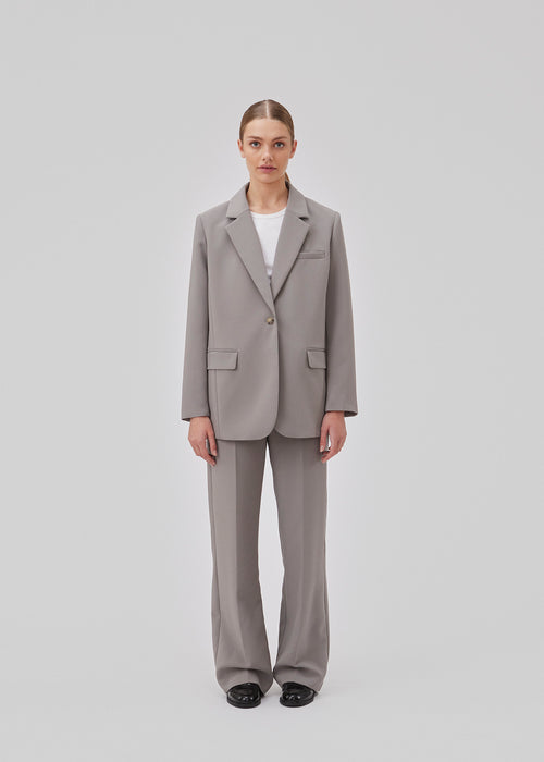 Gale pants have a classic design. The pants have straight, wide legs with pressfolds, which creates an elegant look. The model is 175 cm and wears a size S/36.  Style the pants with a matching blazer in the same colo