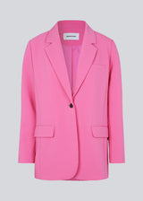 Gale blazer has a classic and elegant design, fulfilled by the beautiful revers collar and a long fit. The blazer has button closure at the front and a chest pocket at the left side. This blazer has a spacious fit. We recommend sizing down.