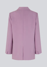 Gale blazer in the color valerian has a classic and elegant design, fulfilled by the beautiful revers collar and a long fit. The blazer has button closure at the front and a chest pocket at the left side.