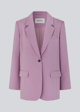 Gale blazer in the color valerian has a classic and elegant design, fulfilled by the beautiful revers collar and a long fit. The blazer has button closure at the front and a chest pocket at the left side.