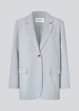 Gale blazer has a classic and elegant design, fulfilled by the beautiful revers collar and a long fit. The blazer has button closure at the front and a chest pocket at the left side.