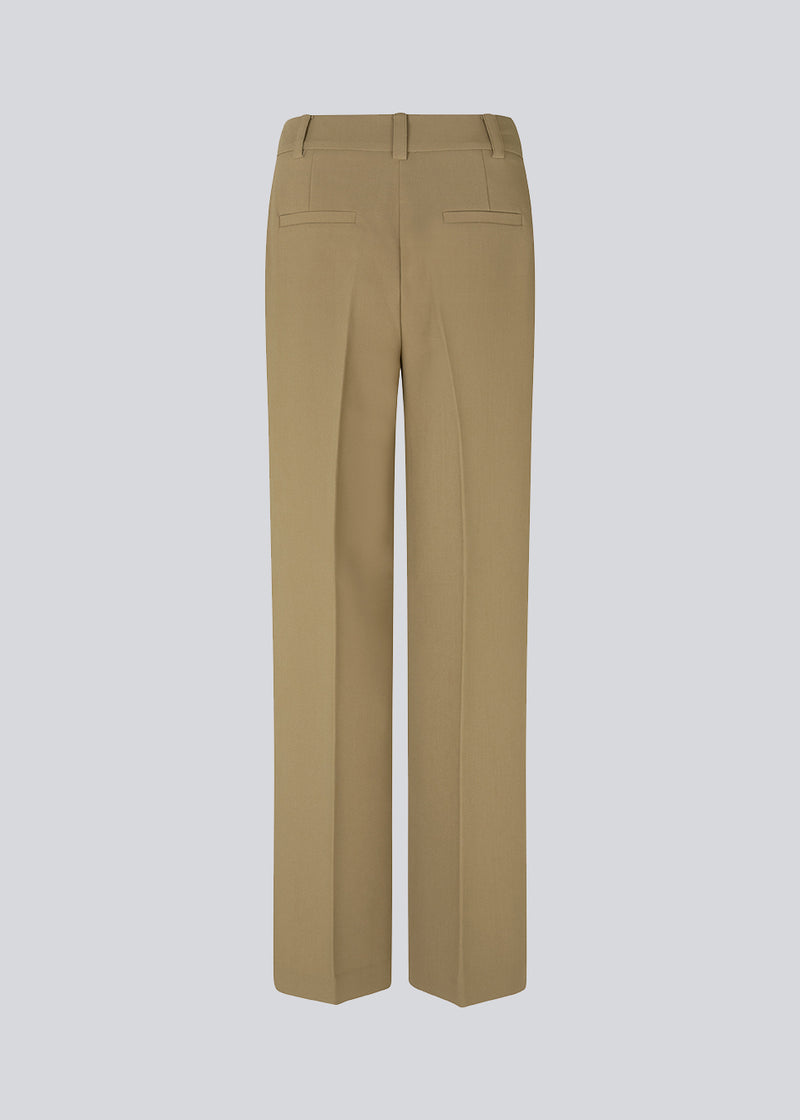 Gale pants in the color Dune have a classic design. The pants have straight, wide legs with press folds, which creates an elegant look. The model is 177 cm and wears a size S/36.  Style the pants with a matching blazer in the same color: Gale blazer.