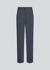 Gale pants has a classic design. The pants has straight, wide legs with pressfolds, which creates an elegant look. The model is 175 cm and wears a size S/36.