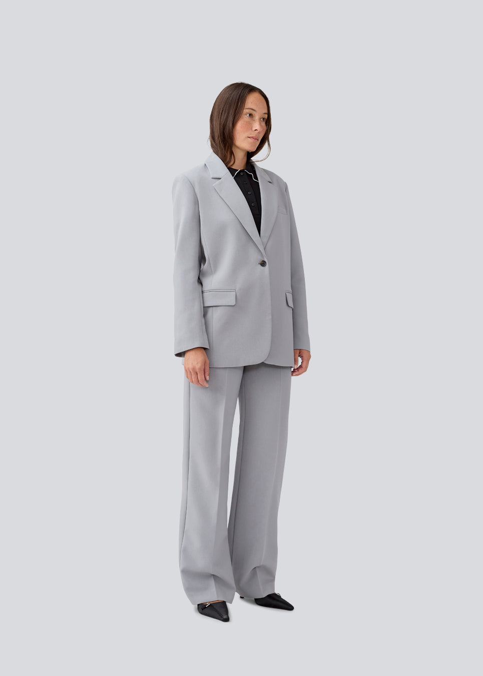 Gale pants has a classic design. The pants has straight, wide legs with pressfolds, which creates an elegant look.