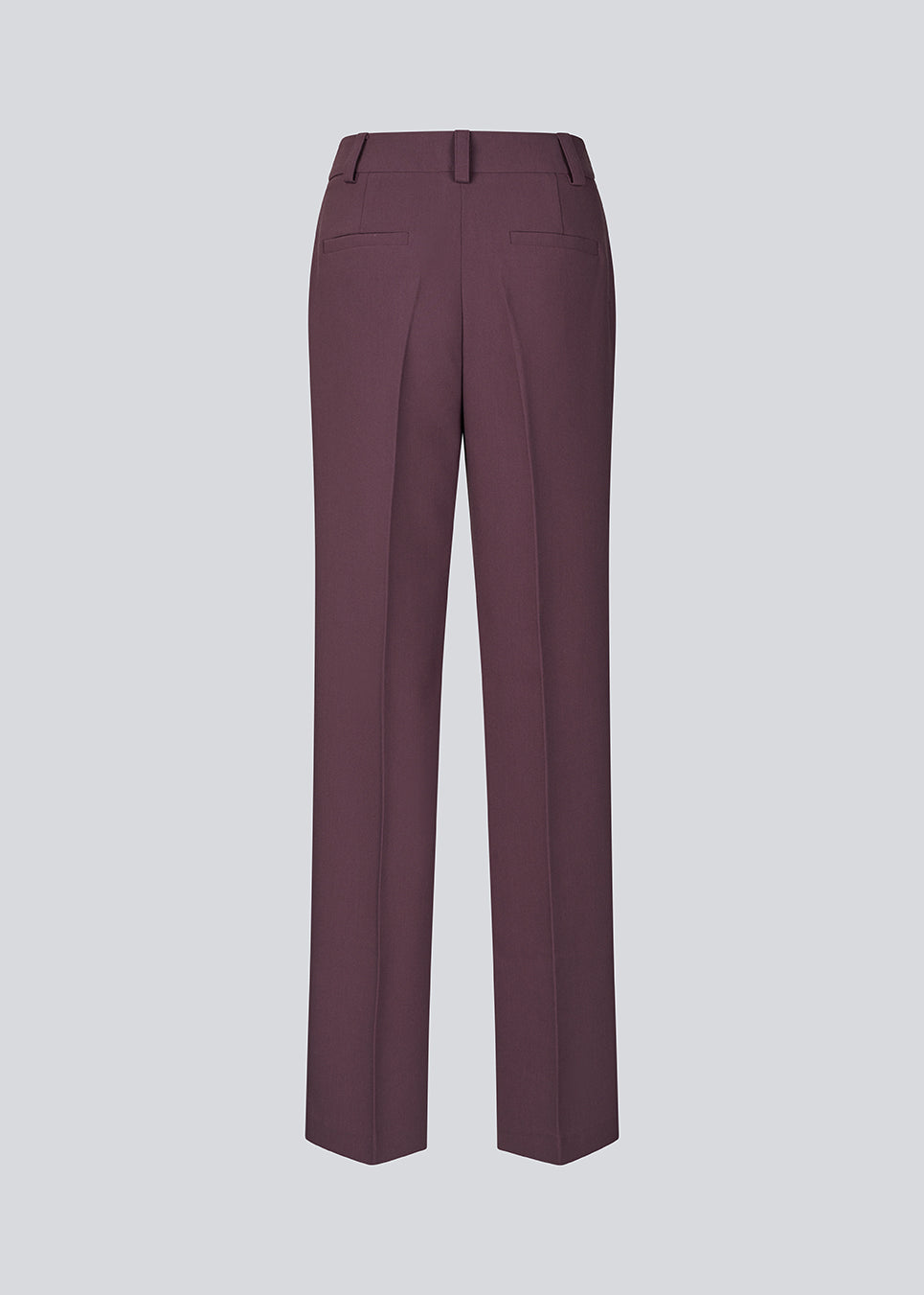 Gale pants has a classic design. The pants has straight, wide legs with pressfolds, which creates an elegant look. The model is 175 cm and wears a size S/36.