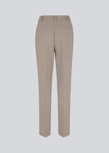 Gale straight pants is a menswear inspired style with straight, slim legs. The design of the pants is kept classic with pressfolds and a high waist. The model is 173 cm and wears a size S/36.